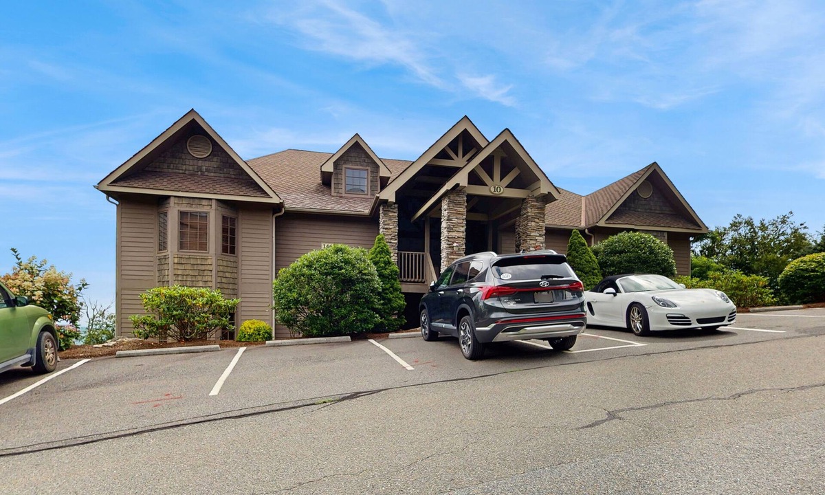 Sugar Mountain Condo | Beautiful & secluded mountain condo w/a full kitchen, furnished deck, & views