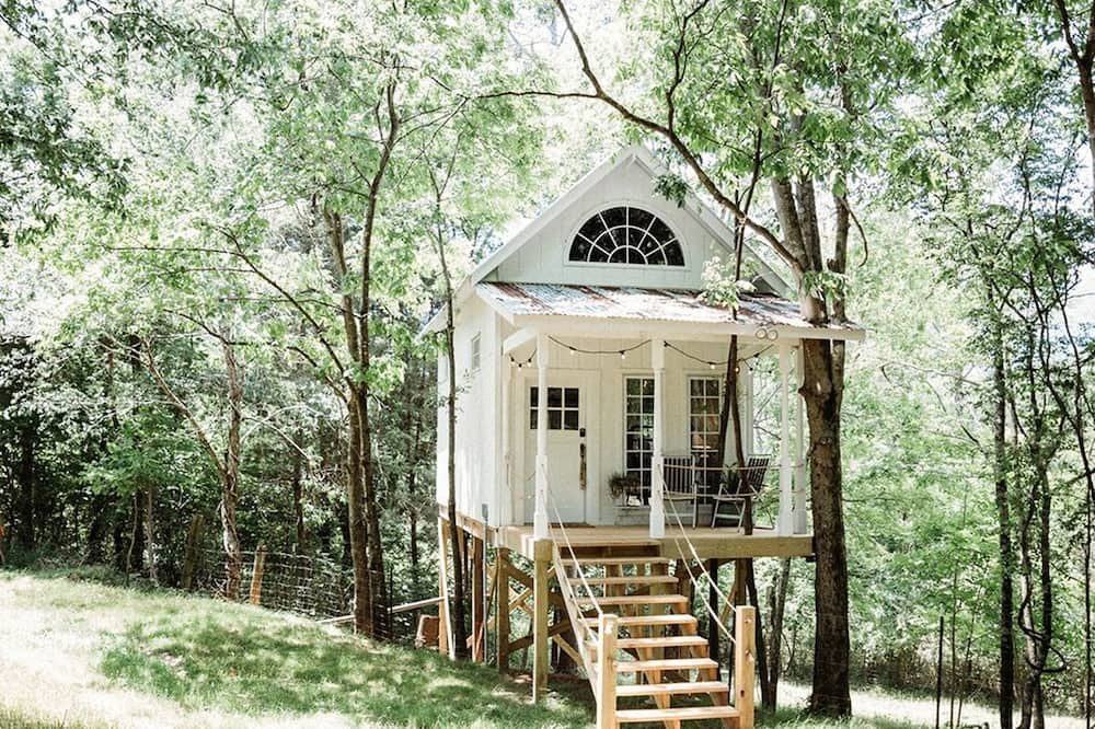 Flintstone Cabin | Beautiful Tree House for a Romantic Getaway on a Farm near Chattanooga Valley, Georgia