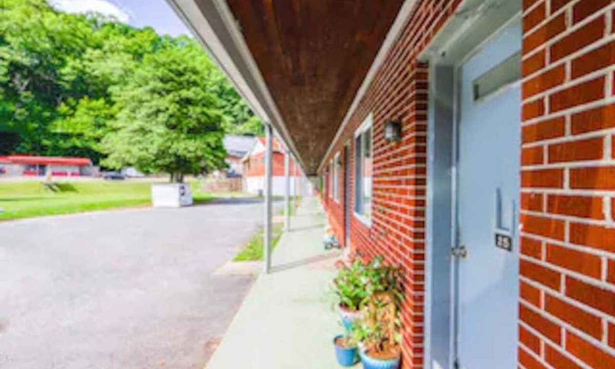 Blue Jay Apartment | Beaver WV|King Bed|Non-Smoking