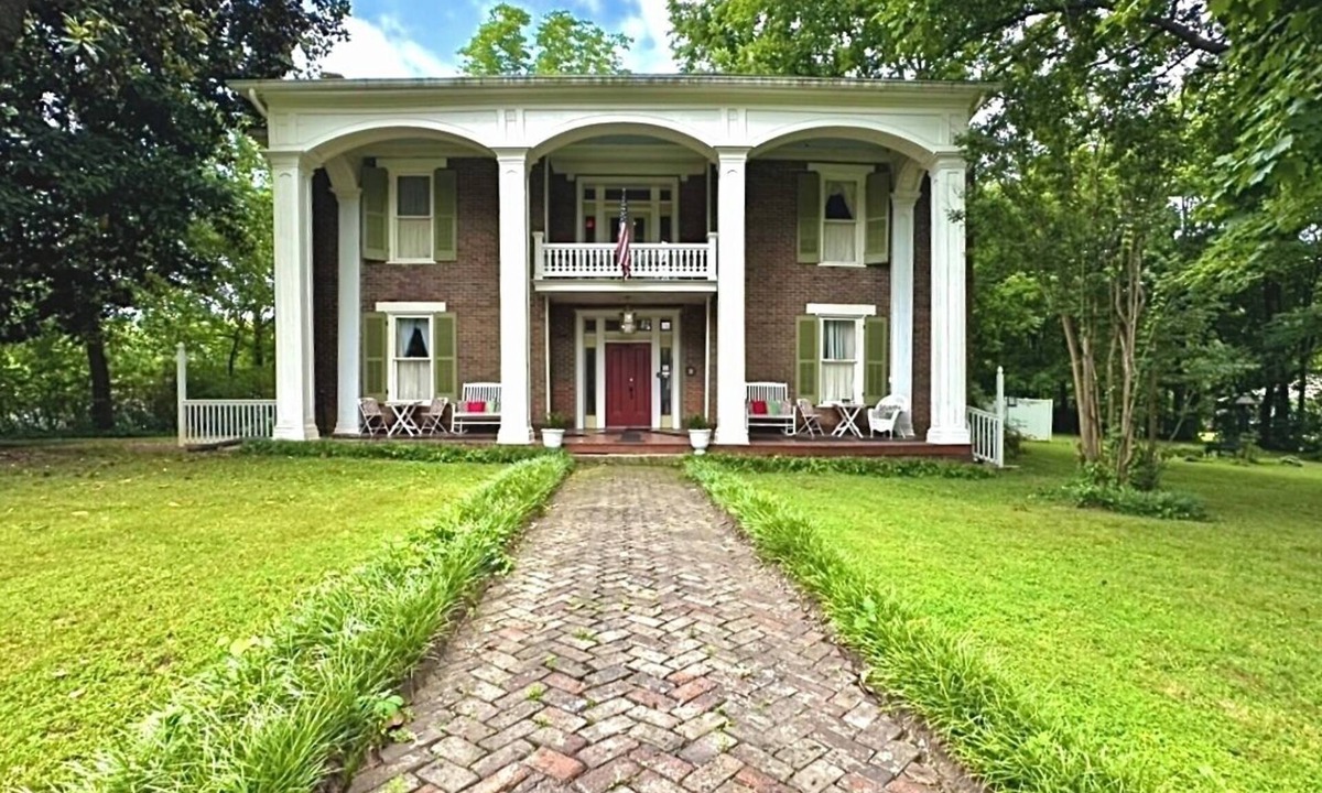 Shelbyville House | Belmont Inn Historic 1852 Evans House 5 bedrooms 5 bathrooms in Shelbyville, TN