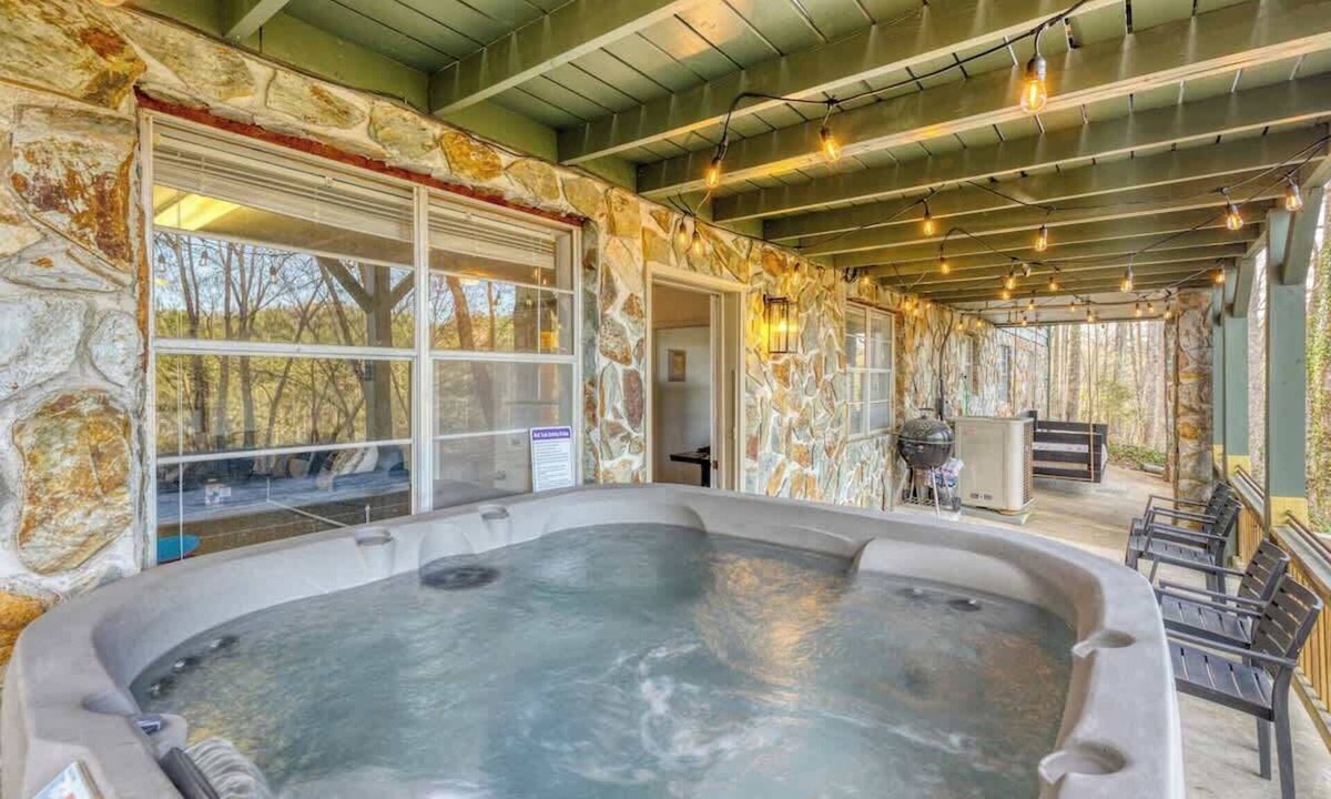 Raccoon Ridge Cabin | Best Aska Location, River Views, Hot tub & Games