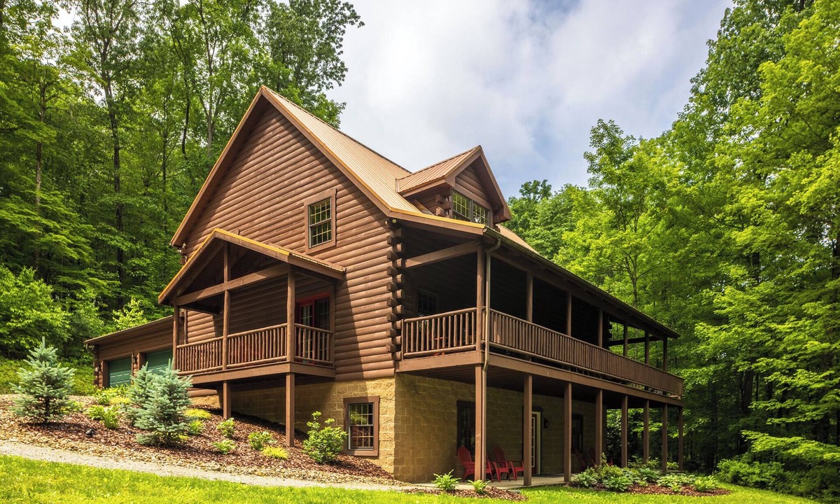 Logan Cabin | Big Pine Luxury Lodge-Master Bedroom En-Suite & Private Covered Deck-Hot Tub