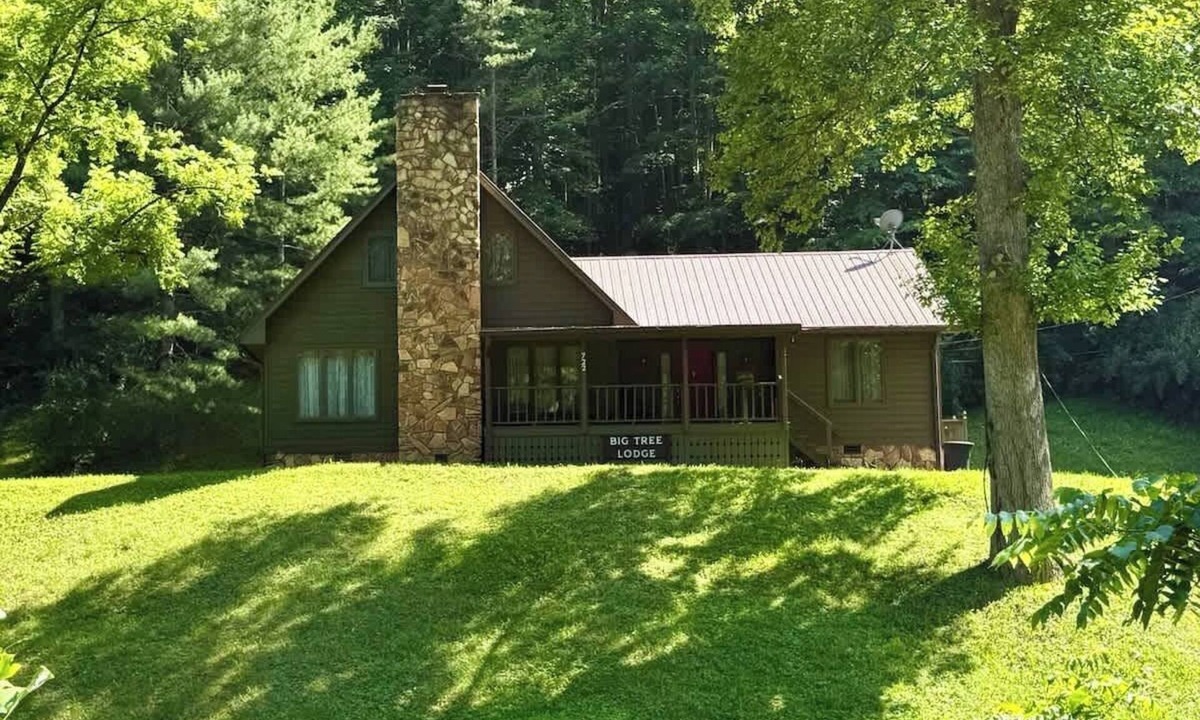 Delphia House | Big Tree Lodge- Near Leatherwood Off Road Park!