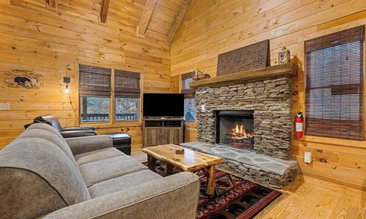 Helen Cabin | BigFoot Bluff Retreat