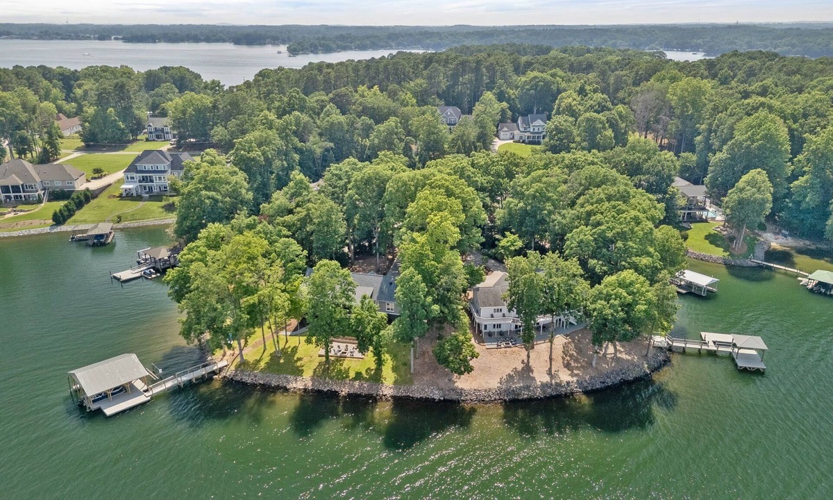 Mayhew House | Blissfully Together- Blue Heron + Back Porch Sleeps 22
