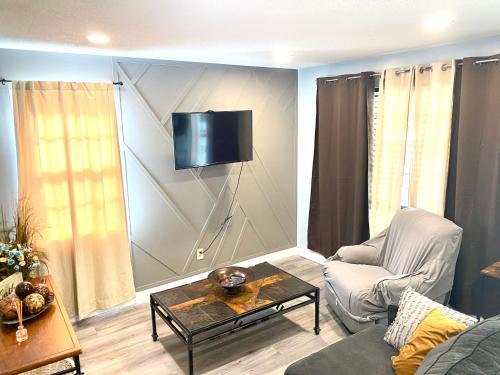 Berclair House | Blue Oval -Project Pyramid-XAi- King bed-2bedrooms 1,5 bath, 4beds, sleeps 5