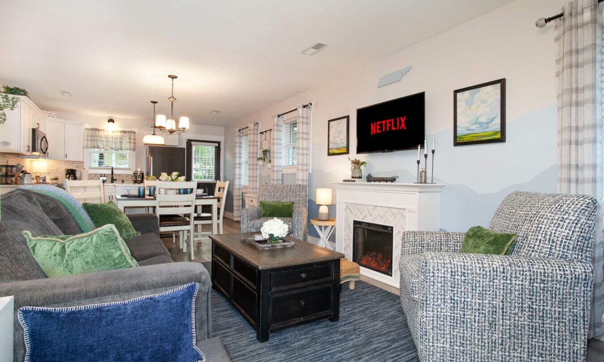 Knoxville House | Blue Valley Inn - Hot Tub & Spacious Play Area!