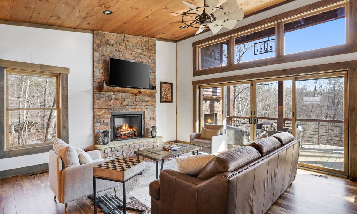 Epworth Cabin | Blueridge GA area. Fishing Creek Cabin. Hot Tub, Arcades, Grill