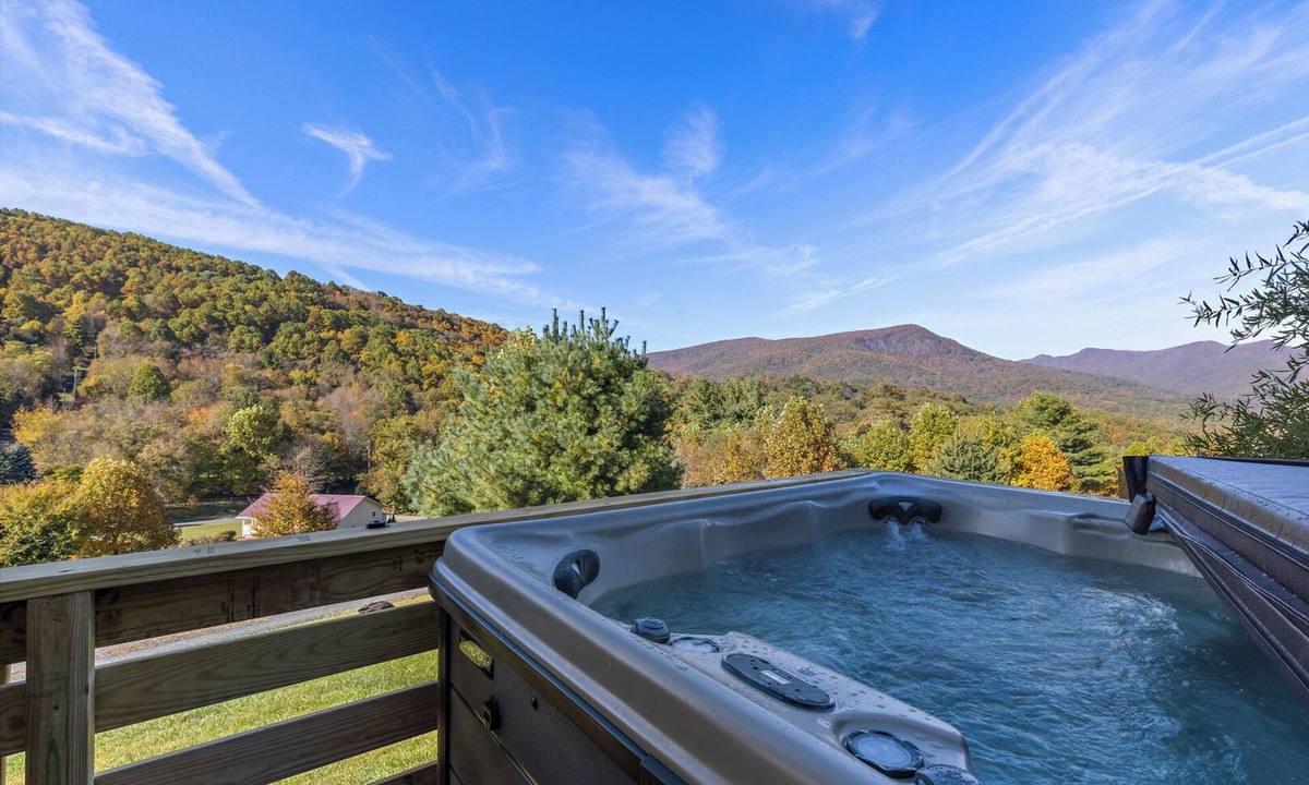 Buck Mountain Cabin | Bluff Mountain Retreat: 4BR Cabin w/Hot Tub & Views Near West Jefferson