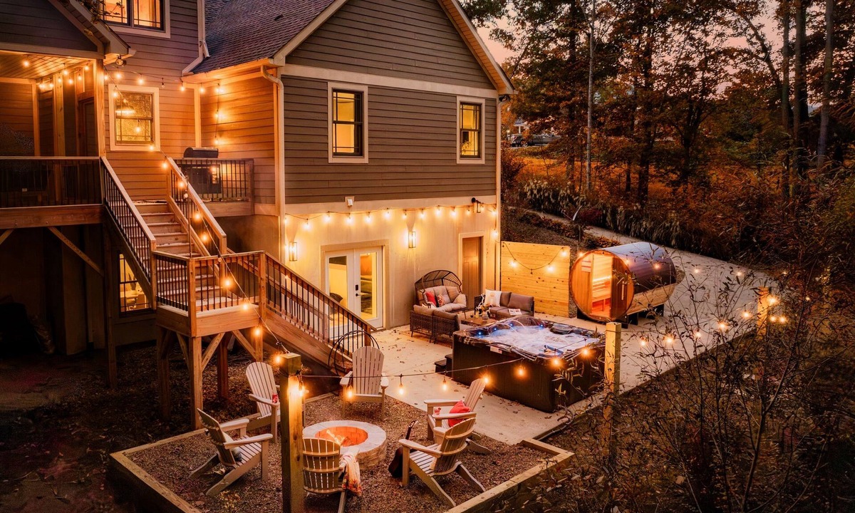 Candler House | BoHo Home|10 King beds|Hot tub|Barrel Sauna|SpeakEasy|Theater|5200SqFt