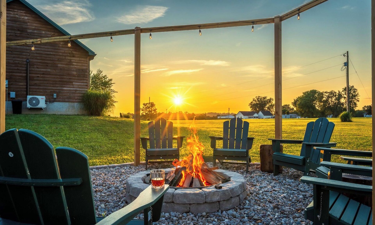 Bardstown Cabin | Bourbon Trail Cabin Pool Firepit Game Room Hot Tub