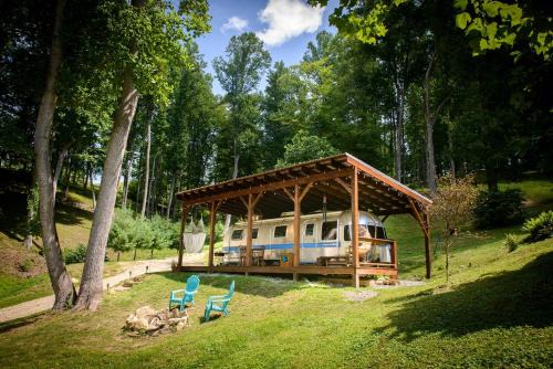 Sugar Grove House | Breathtaking Airstream with Hot-tub and Petting Zoo in Sugar Grove, North Carolina
