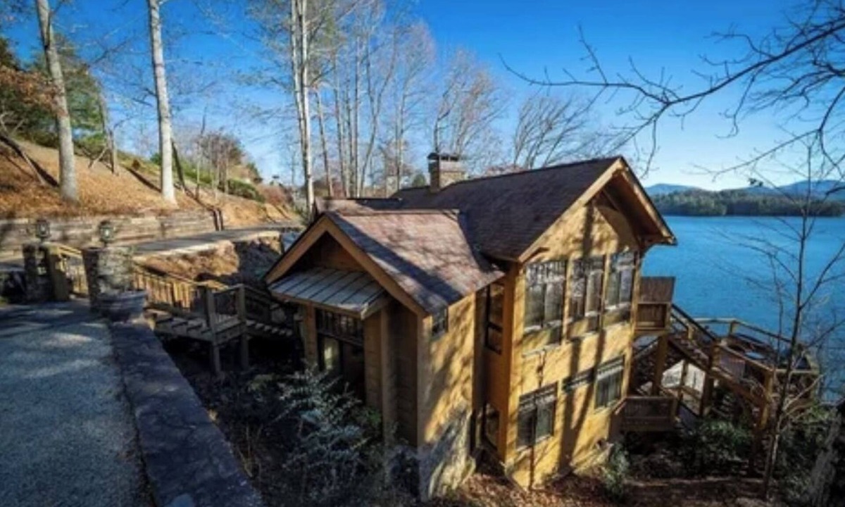 Robbinsville House | Breathtaking Views at Unicorn By The Lake