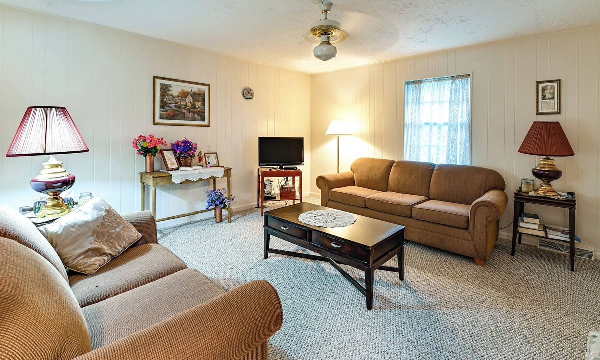 Manchester Apartment | Bring Your Pets! Walkable Retreat in Manchester