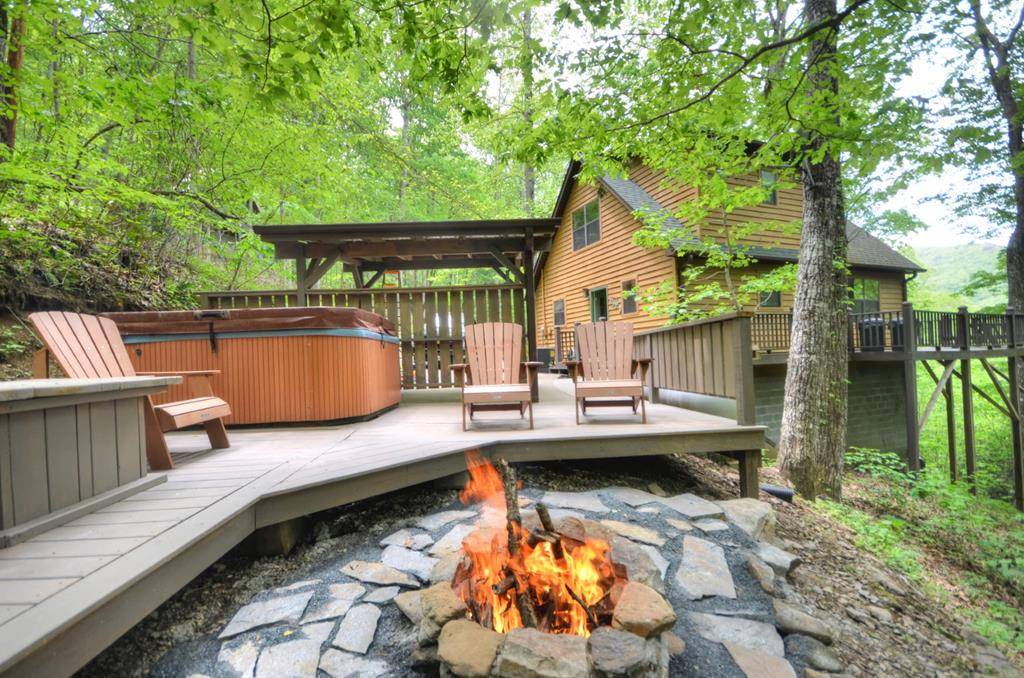 Robbinsville Cabin | Cabin ∙ 2 bedrooms ∙ 4 guests