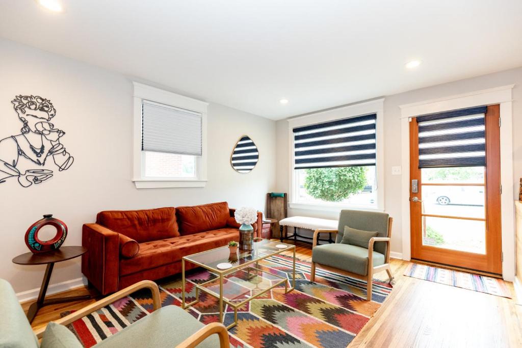 Woodbine House | Casa Azul - Boutique 3BR Ranch with Hot Tub & King Beds
