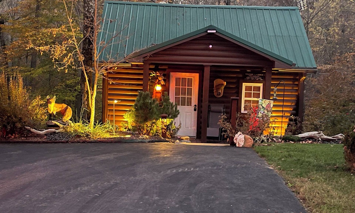 Vallonia Cabin | Charming 1 Bedroom cabin with sofa sleeper on 16 Acres, Quite and peacefuL