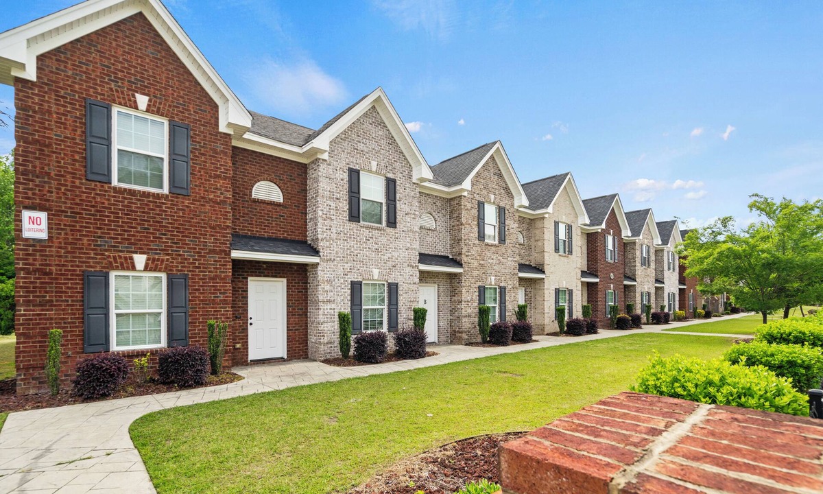 Florence House | Charming 3-bedroom, 2.5 bath townhome. Largest with accommodations in Florence.