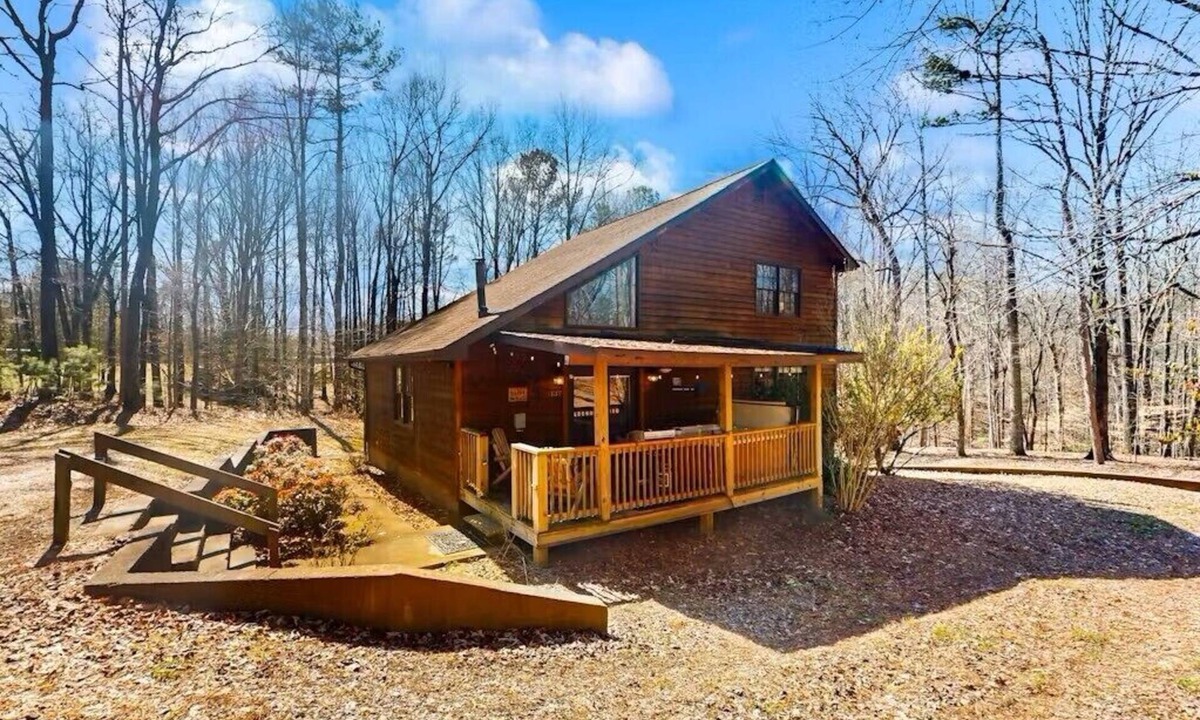 Ellijay Cabin | Charming 3-bedroom cabin with WiFi, Hot Tub and Fire Pit in delightful Ellijay