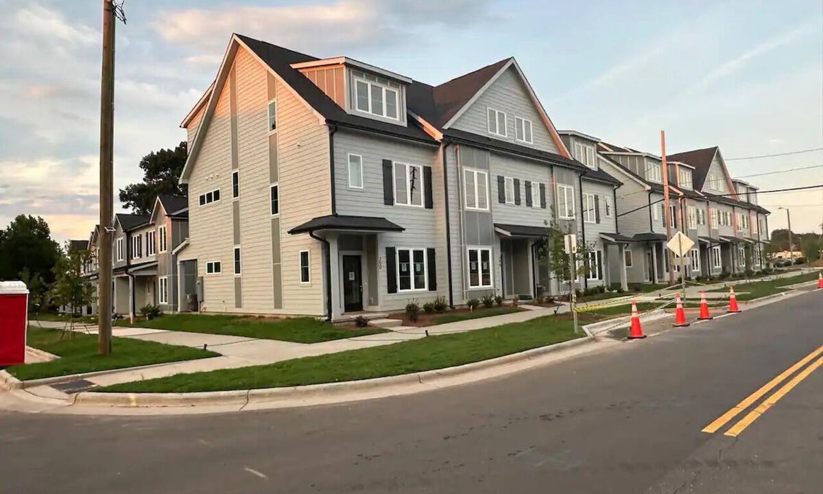 Charlotte House | Charming 3-bedroom townhome with WiFi, AC in gorgeous Charlotte