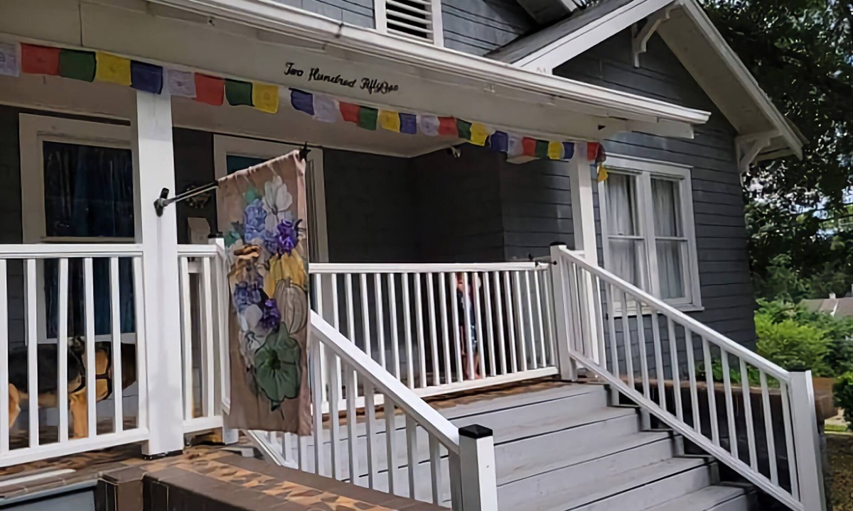 Hickory House | Charming 3 BR House near downtown/VERY Pet Friendly/Great Outdoor Space