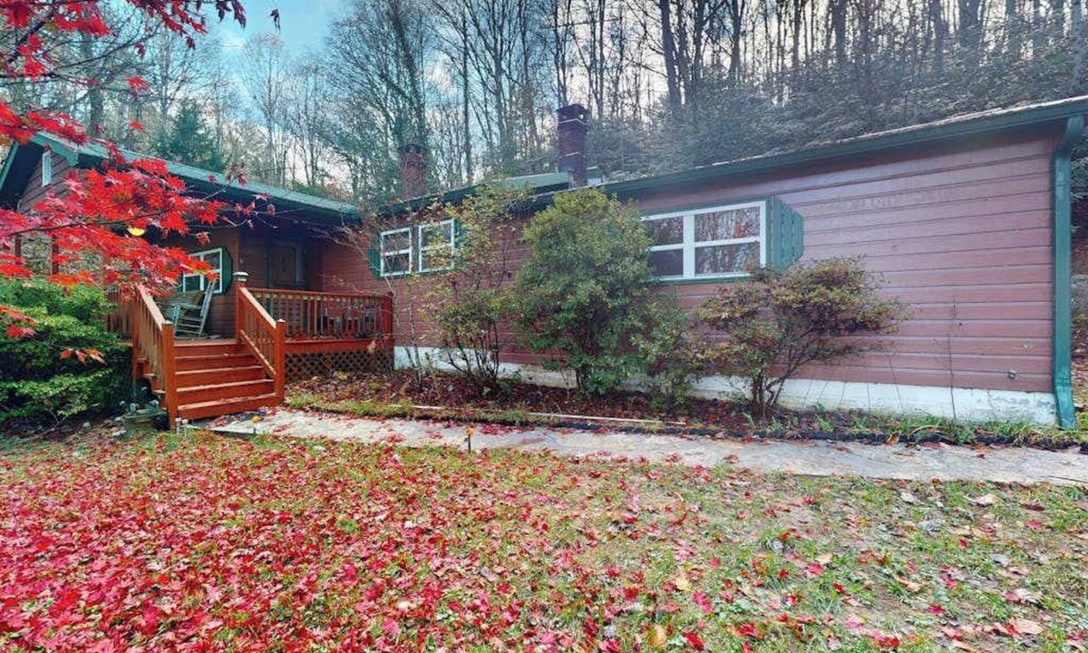 Scaly Mountain House | Charming 3BR home in Scaly Mountain with a full kitchen and high speed internet