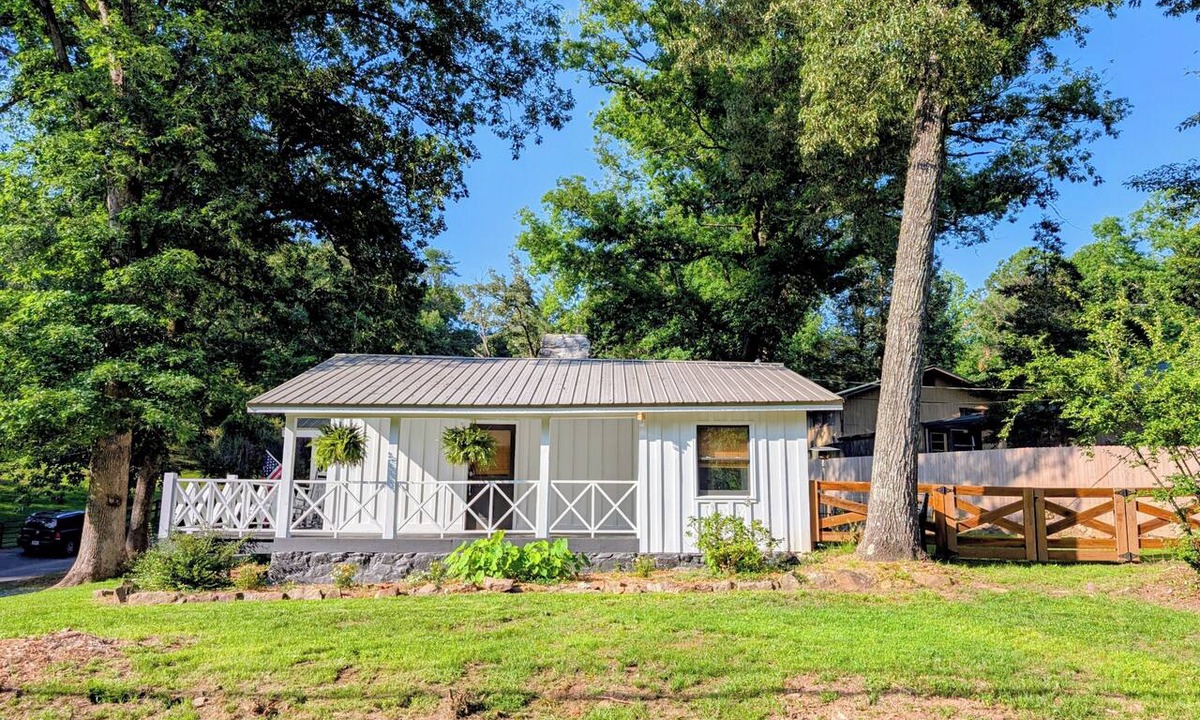 Lakemont House | Charming Cabin in NEGA Mtns Lakemont,GA - Pet Friendly!