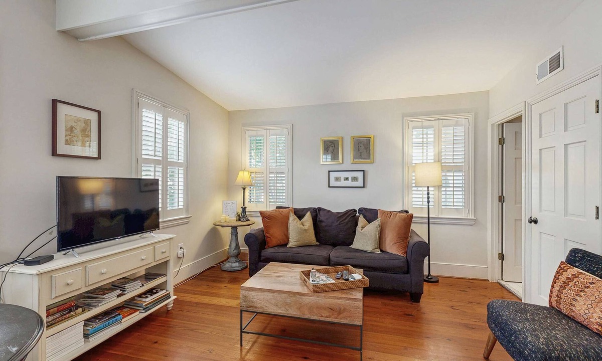 Cannonborough Elliotborough House | Charming carriage house w/original hardwoods, W/D & antique bed - 1 dog OK