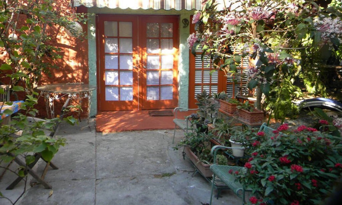 East Little Havana Cottage | Charming Garden Cottage in Little Havana,Close to Calle 8 Breakfast included