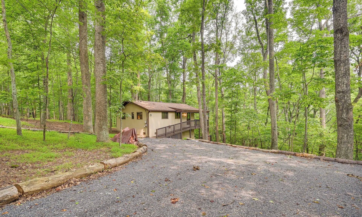 The Woods Cabin | Charming Hedgesville Retreat w/Deck + Fireplace!