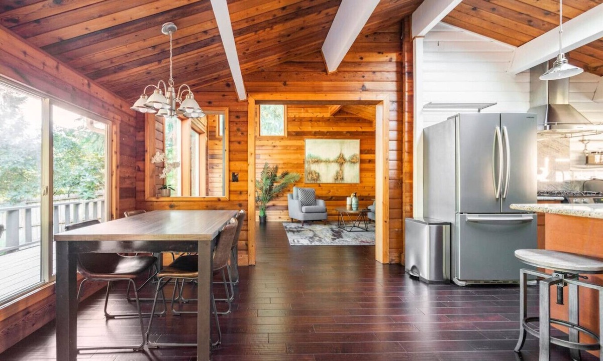 Snoqualmie Ridge House | Charming Lakefront Log Cabin