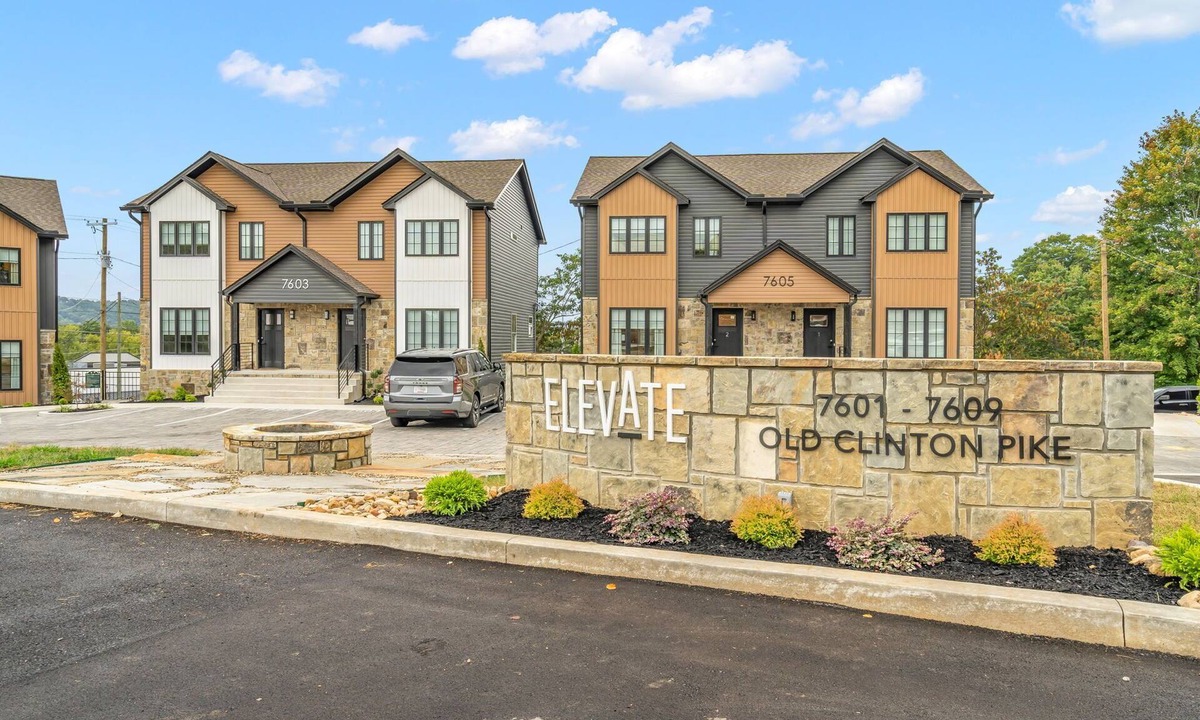 Powell House | Cheery and Stylish Three Bedroom Townhouse in Convenient Area