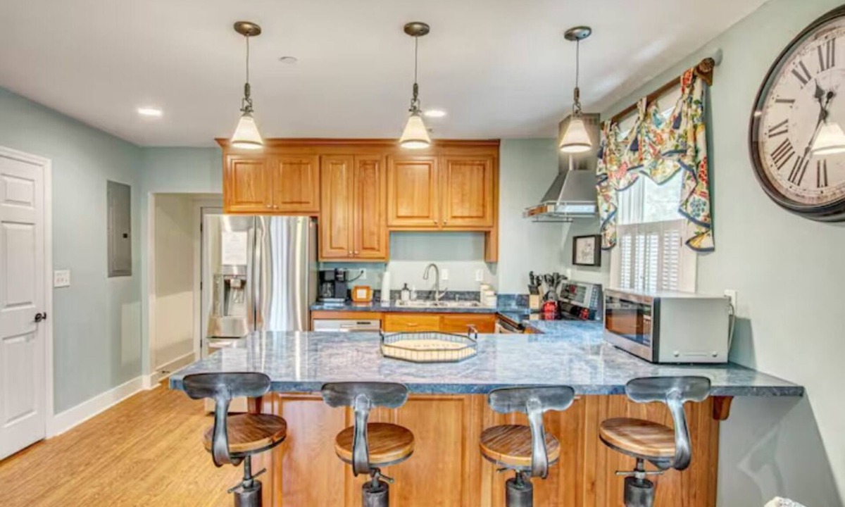 Summerville Historic District Apartment | Chic Loft over The Azalea Cocktail Bar & Gardenn