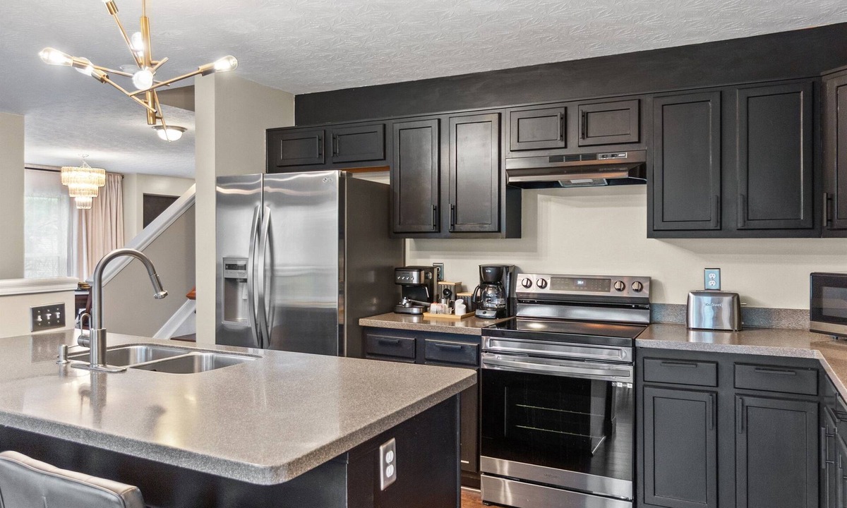 Roselawn Finance House | Cincinnati · Oakley · 5-Bed Home · Extended Stay