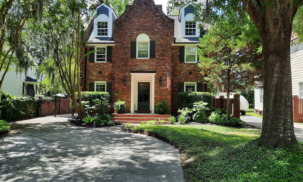 Mount Pleasant House | Classic Charleston with a contemporary twist in charming and historic Snee Farm.