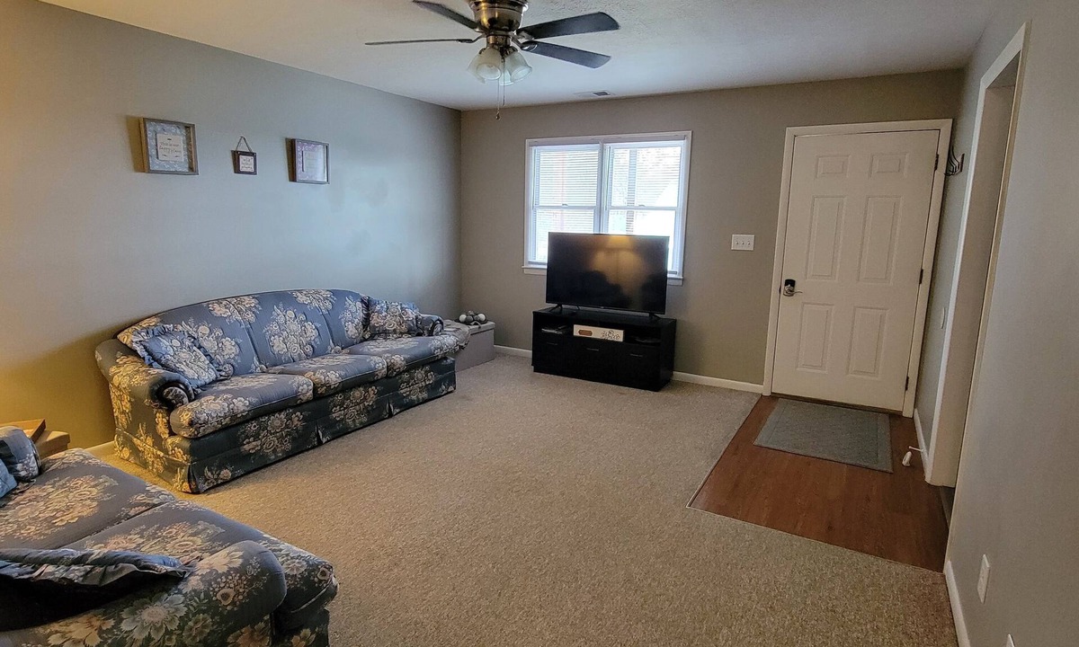 Princeton Apartment | Clean Spacious 3BR, ½ Mi to Hospital, Near Universities, Fast WiFi, Pet-Friendly