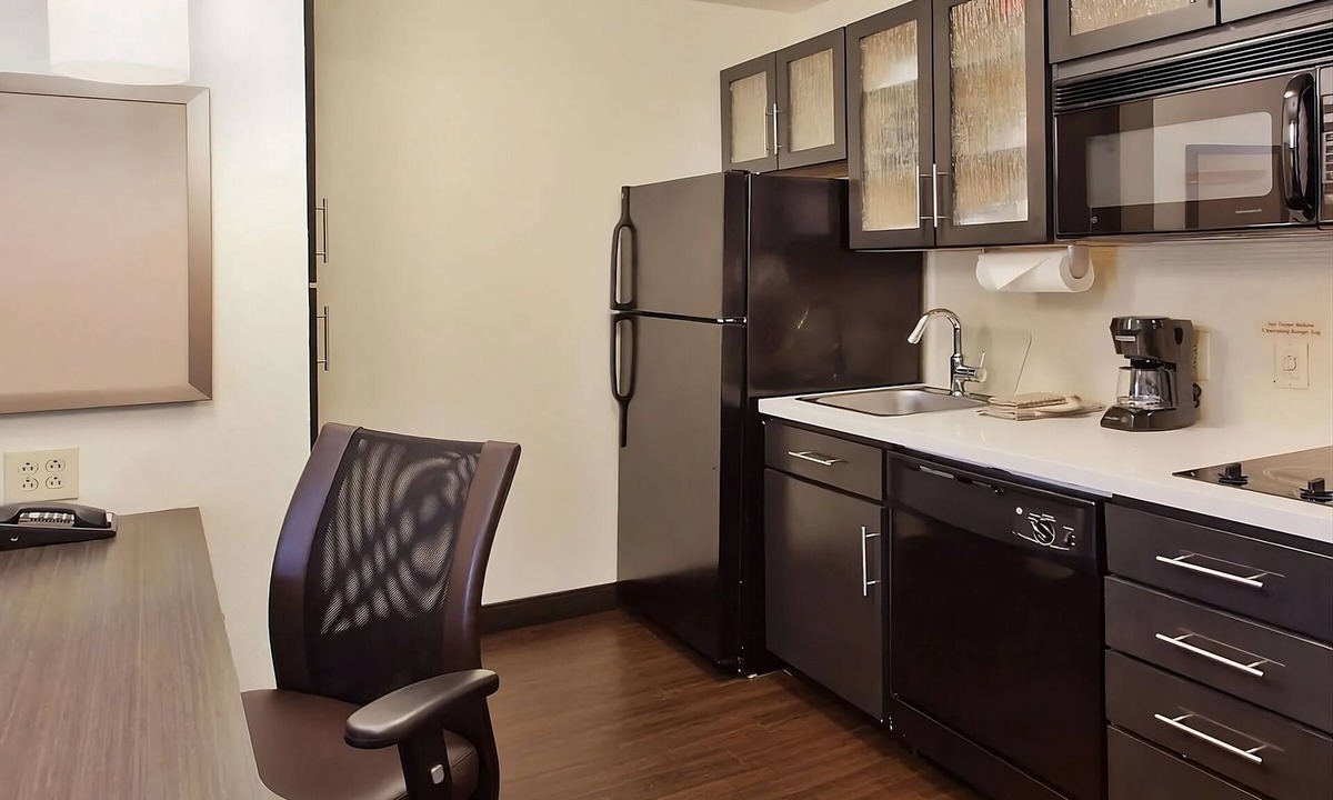 Ashley Oaks Hostel | Close to Concord Park! Pet-friendly Suite with Private Kitchen! Parking, Gazebo!