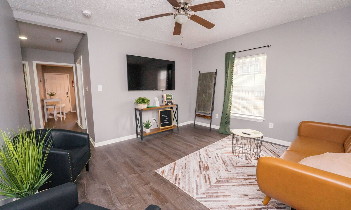 Knoxville House | Comfy Knoxville Home Near downtown, Interstate, Wi-Fi, Spotless Clean!