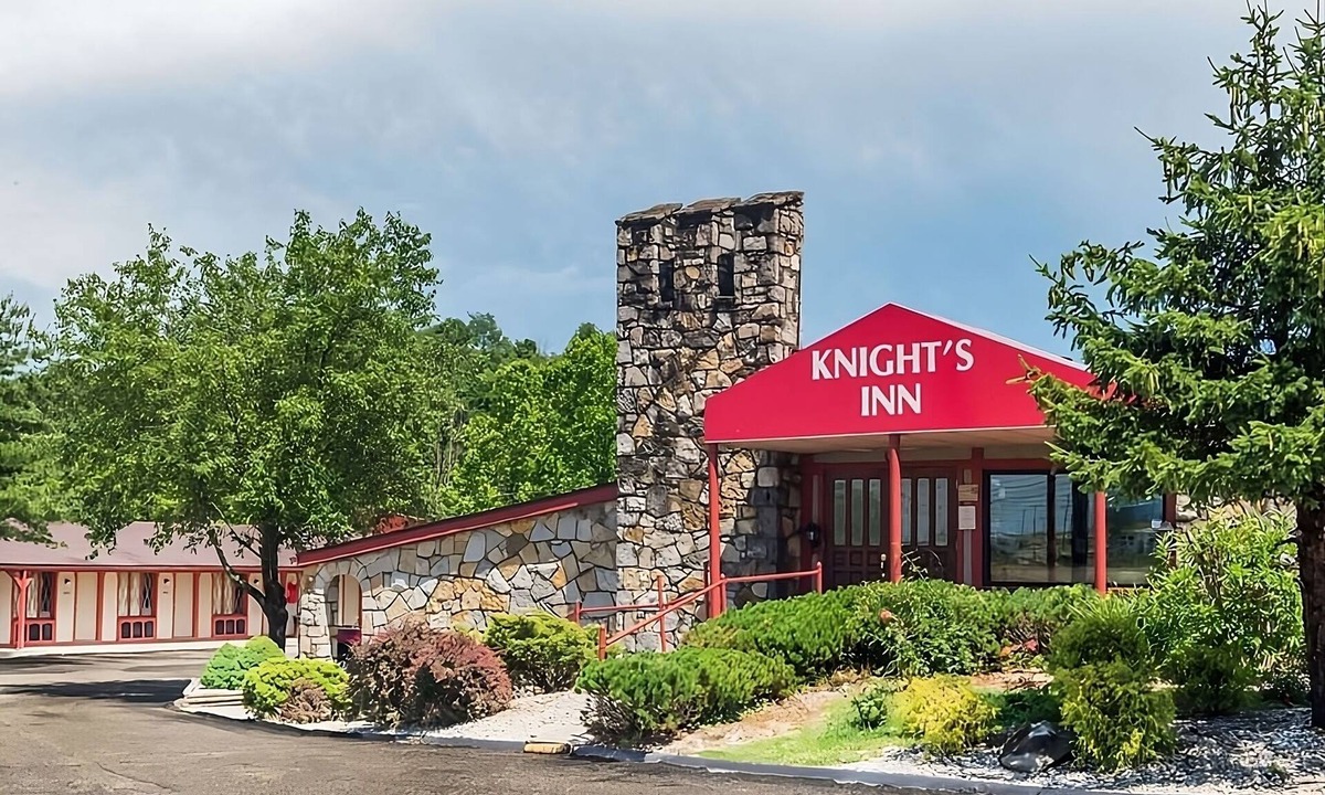 Summit Hotel | Comfy Unit, Table Tennis, Pool, Free Parking, Free WiFi, Pets Allowed