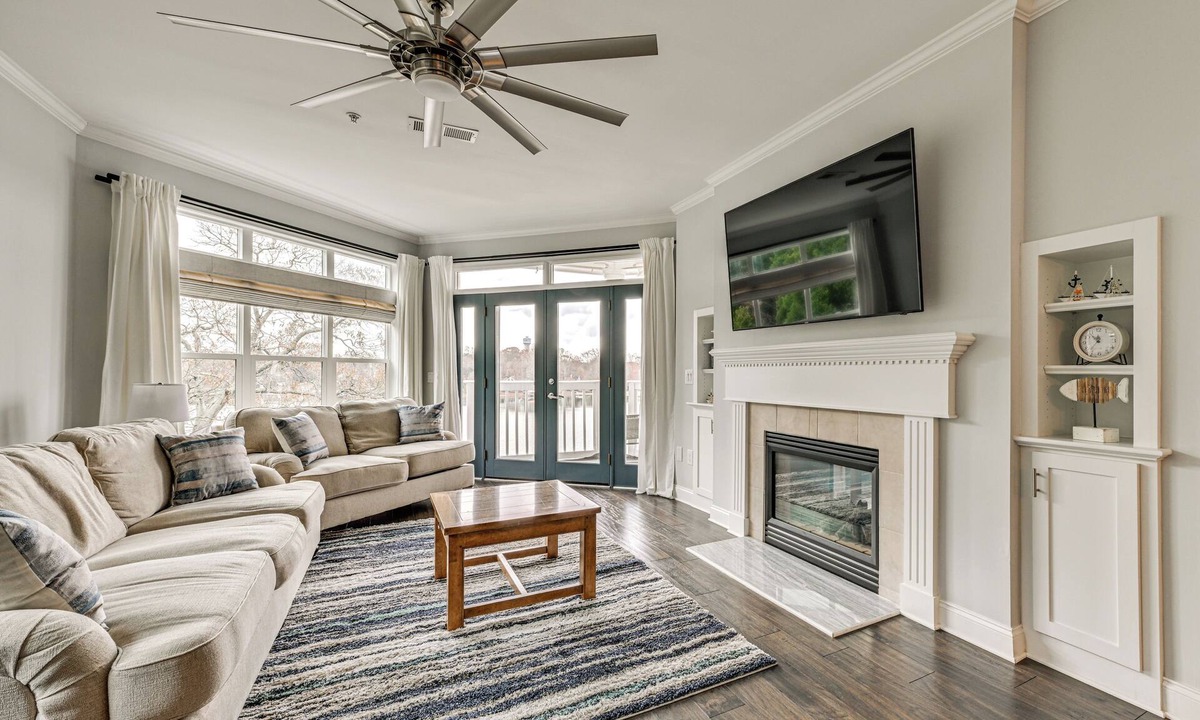 Mount Mourne Condo | Condo w/Deck: Waterfront Lake Norman Retreat!