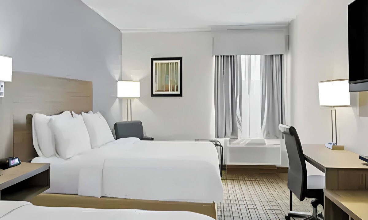 Cranberry Township Hotel | Contemporary Comfort with Free Breakfast Near Shopping Center