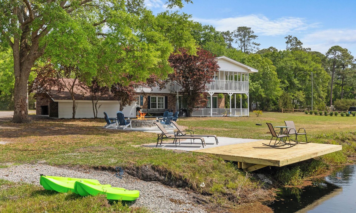 Conway House | Courtside Pond Getaway ! Pickleball ~ HotTub ~ Firepit ~ Fish Pond ~ Sleeps 16!