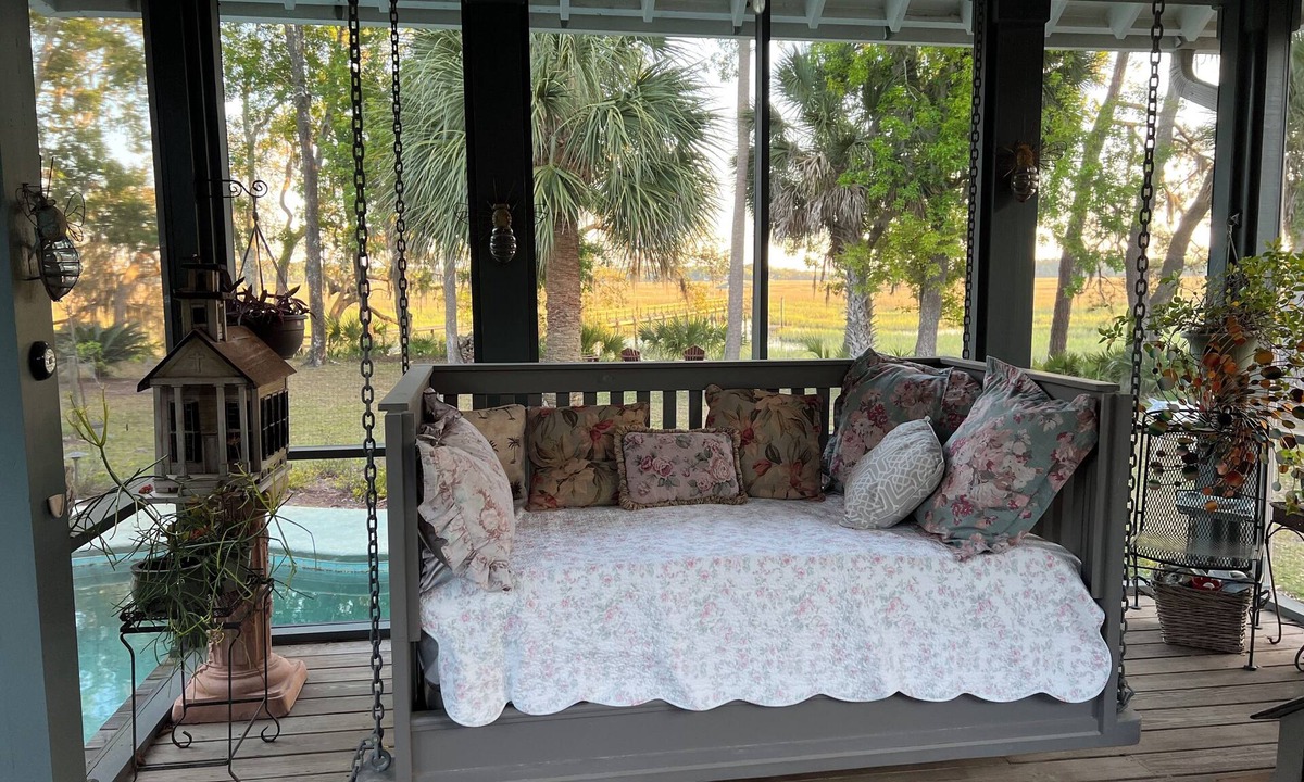 Saint Helena Island Cottage | Cozy 1 bedroom riverfront cottage on Saint Helena Island with pool & beach pass