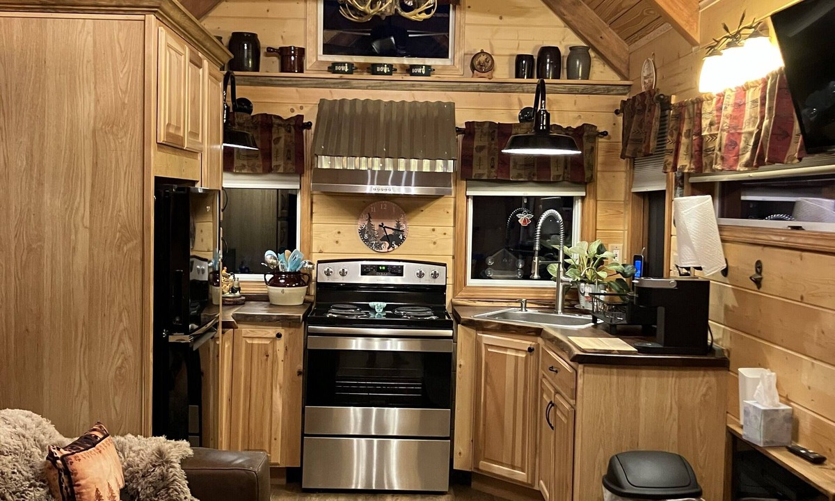 Negley Cabin | Cozy 1-bedroom, 2 bed tiny house on 40 Acre Farm in Negley with AC