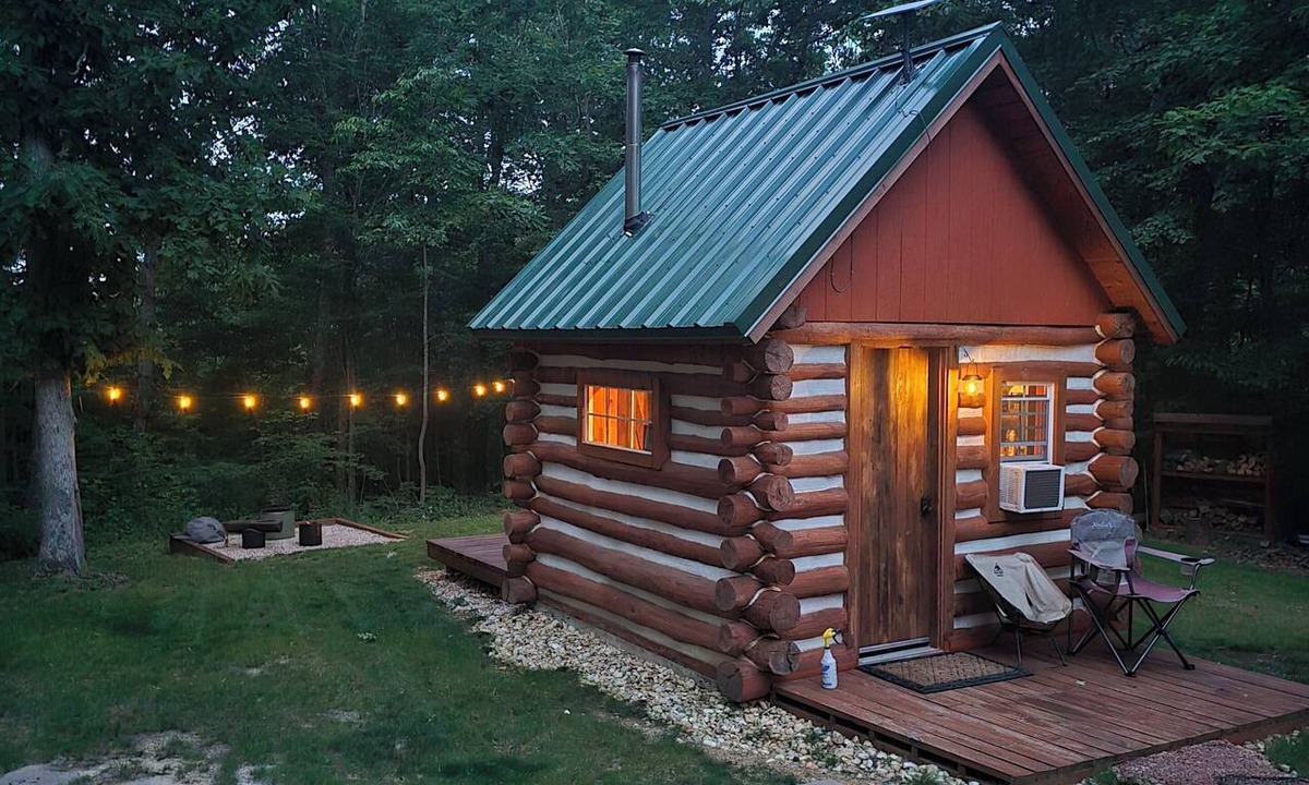 Wilder Cabin | Cozy 1-bedroom cabin in wonderful Wilder with AC, Hot Shower, WiFi, and more