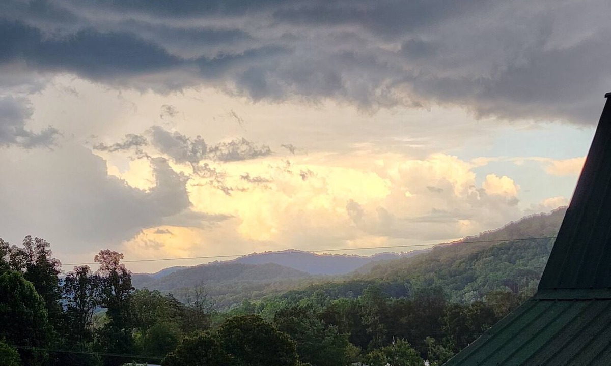 Ansted House | Cozy 1-bedroom house with a beautiful view from the large deck