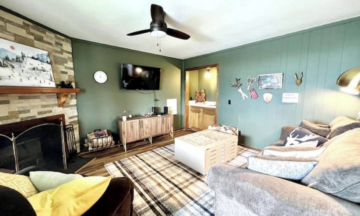 Beech Mountain Condo | Cozy 2-bedroom condo in charming Beech Mountain with ski slope & mountain views!