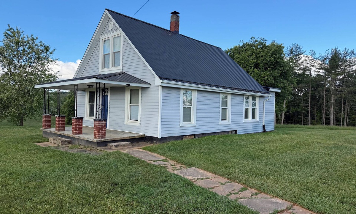 Old Town House | Cozy 2 bedroom house near New River, game room, WiFi, brand new kitchen/bathroom