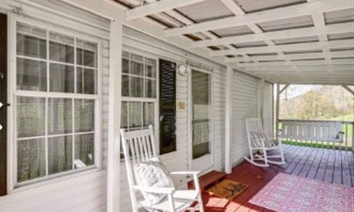 Eriline House | Cozy 2-bedroom mobile home in serene Oneida with AC