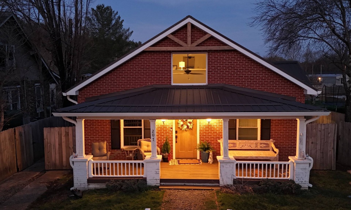 Roan Mountain Cottage | Cozy 3-bedroom cottage in tranquil Roan Mountain with AC